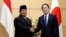 Presiden terpilih sekaligus Menteri Pertahanan saat ini Prabowo Subianto, kiri, dan Perdana Menteri Jepang Fumio Kishida, kanan, berjabat tangan di kantor perdana menteri, Rabu, 3 April 2024, di Tokyo, Jepang. (Foto: Eugene Hoshiko/Pool via REUTERS)