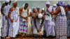 Adeptes de Dan Mamiwata en pleine célébration de la fête du vodoun à Ouidah, au Bénin, le 17 décembre 2023. (VOA/Ginette Fleure Adandé)