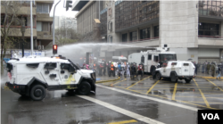 Civiles lanzaron cócteles molotov y otros objetos contra vehículos policiales, que respondieron con cañones de agua.