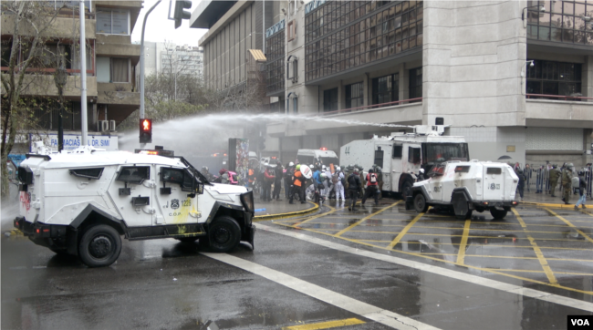 Civiles lanzaron cócteles molotov y otros objetos contra vehículos policiales, que respondieron con cañones de agua.