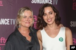 Amy Poehler (kiri), dan Aubrey Plaza saat menghadiri pemutaran perdana "Emily the Criminal", di New Design High School, New York, Selasa, 9 Agustus 2022. (Andy Kropa/Invision/AP)