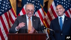 Pemimpin Mayoritas Senat AS, Chuck Schumer (kiri) menyatakan mendukung Wakil Presiden Kamala Harris sebagai Capres saat berbicara kepada wartawan di Capitol Hill di Washington, DC Selasa 23 Juli 2024.