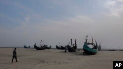 Perahu nelayan di pantai Teknaf, Bangladesh, 9 Maret 2023. Sekitar 180 pengungsi Rohingya melarikan diri dari pantai ini, 1 Desember 2022, menghindari kekerasan yang meningkat di kamp pengungsi di Bangladesh. Kapal mereka menghilang seminggu kemudian. (AP/Mahmud Hossain Opu)