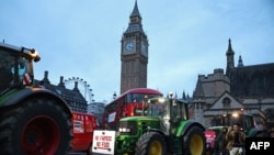 Sejumlah petani mengendarai traktor ke area alun-alun parlemen di London dalam aksi demonstrasi yang digelar para petani di Inggris, pada 25 Maret 2024. (Foto: AFP/Henry Nicholls)