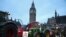 Sejumlah petani mengendarai traktor ke area alun-alun parlemen di London dalam aksi demonstrasi yang digelar para petani di Inggris, pada 25 Maret 2024. (Foto: AFP/Henry Nicholls)