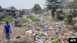 Des tas d'ordures envahissent le bord d'une route à Kinshasa, le 24 juillet 2024. 