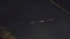 Tangkapan layar video kilatan cahaya di atas langit California yang direkam oleh Jaime Hernandez, Jumat malam, 17 Maret 2023. Kilatan cahaya itu ternyata sisa-sisa perangkat komunikasi milik Jepang yang terbakar saat memasuki orbit Bumi. (Foto: Jaime Hernandez via AP)
