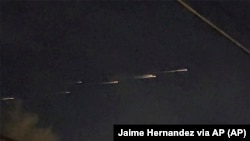 Tangkapan layar video kilatan cahaya di atas langit California yang direkam oleh Jaime Hernandez, Jumat malam, 17 Maret 2023. Kilatan cahaya itu ternyata sisa-sisa perangkat komunikasi milik Jepang yang terbakar saat memasuki orbit Bumi. (Foto: Jaime Hernandez via AP)
