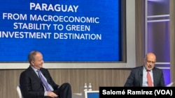 El ministro de Economía de Paraguay, Carlos Fernández Valdovinos, a la izquierda, durante las reuniones primaverales del FMI y el Banco Mundial en Washington el 18 de abril de 2024.