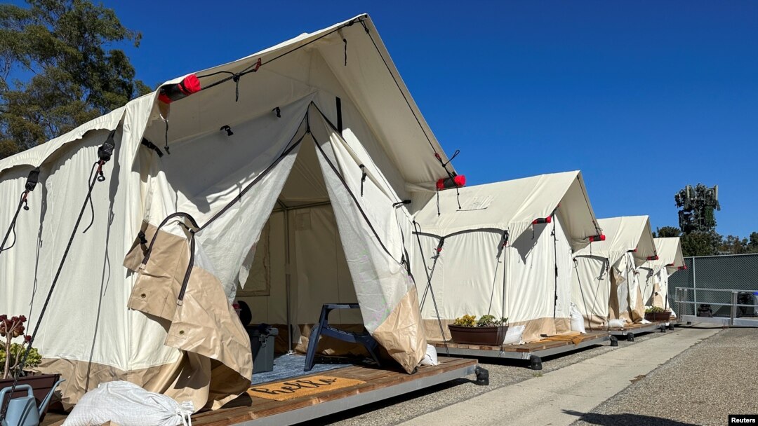 Tenda-tenda kanvas kelas militer di "desa penyembuhan" baru di Culver City untuk penduduk yang tidak memiliki tempat tinggal, di Culver City, California, AS, 9 November 2023. (REUTERS/Jorge Garcia)