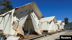 Tenda-tenda kanvas kelas militer di "desa penyembuhan" baru di Culver City untuk penduduk yang tidak memiliki tempat tinggal, di Culver City, California, AS, 9 November 2023. (REUTERS/Jorge Garcia)