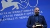 Sutradara Yunani Yorgos Lanthimos berpose dengan penghargaan "Golden Lion" untuk film terbaik 'Poor Things' pada upacara penutupan Festival Film Venesia edisi ke-80 di Venesia, Italia, Sabtu 9 September 2023.