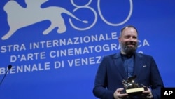 Sutradara Yunani Yorgos Lanthimos berpose dengan penghargaan "Golden Lion" untuk film terbaik 'Poor Things' pada upacara penutupan Festival Film Venesia edisi ke-80 di Venesia, Italia, Sabtu 9 September 2023.