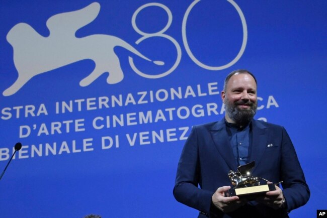 Sutradara Yunani Yorgos Lanthimos berpose dengan penghargaan Golden Lion untuk film terbaik 'Poor Things' pada upacara penutupan Festival Film Venesia edisi ke-80 di Venesia, Italia, 9 September 2023.