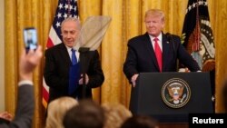 Tổng thống Hoa Kỳ Donald Trump (phải) tiếp Thủ tướng Israel Benjamin Netanyahu tại Nhà Trắng ở Washington, Hoa Kỳ, vào ngày 28 tháng 1 năm 2020.