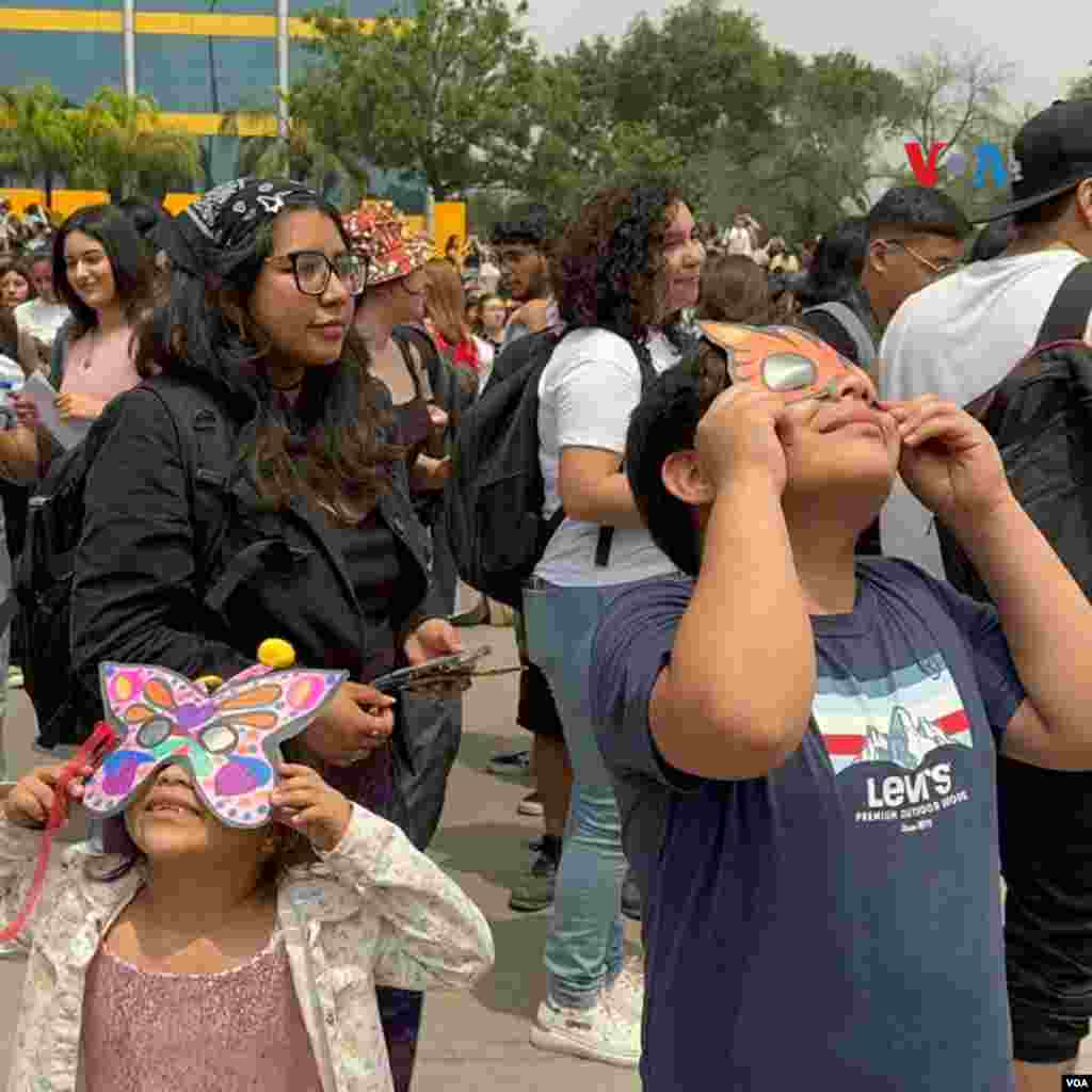 Niños espectadores&nbsp;del eclipse solar&nbsp;en Nuevo León, México.