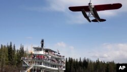 ARCHIVO – Una avioneta Piper PA-18 vista el 19 de mayo de 2008, en el río Chena en Fairbanks, Alaska, EEUU.