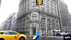 Alwyn Court, gedung apartemen 12 lantai di tengah kota New York, di tengah hujan salju, 9 Maret 2022. (TIMOTHY A.CLARY/AFP)
