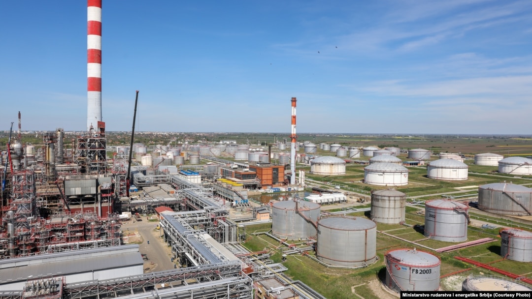 Vazdušni snimak rafinerije nafte u industrijskoj zoni malog grada Pančeva kod Beograda