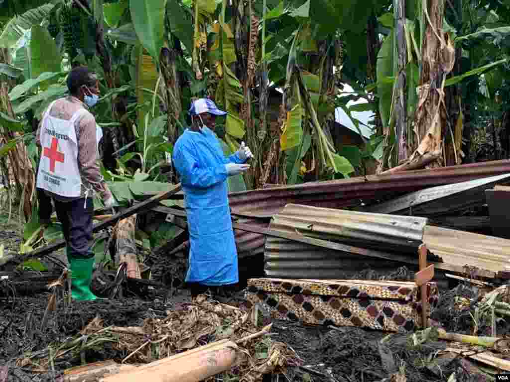 Eneo ambalo nyumba zimeharibiwa na mafuriko na maporomoko huko Kivu Kusini. Juhudi za kutafuta miili ya wahanga wa janga hilo zikiendelea.