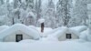 Dalam foto yang disediakan oleh National Park Service, tampak tenda-tenda di Curry Village tertutup salju di Taman Nasional Yosemite, California. (AP)&nbsp;