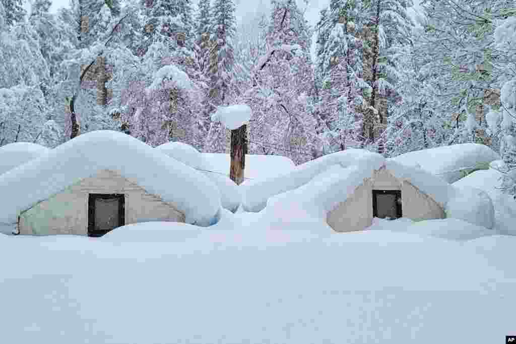 Dalam foto yang disediakan oleh National Park Service, tampak tenda-tenda di Curry Village tertutup salju di Taman Nasional Yosemite, California. (AP)&nbsp;