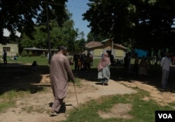 Voters head toward a polling booth in the Sumbal area of north Kashmir's Bandipora district on May 20, 2024. The polling booth saw a rush of voters. (Wasim Nabi/VOA)