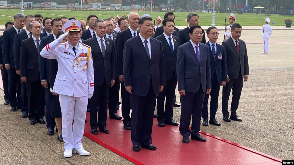 中国国家主席习近平在对越南访问期间出席在胡志明陵墓举行的敬献花圈仪式。(2023年12月13日)