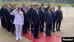Phái đoàn của Chủ tịch Trung Quốc Tập Cận Bình viếng lăng Hồ Chí Minh tại Hà Nội, ngày 13/12/2023.