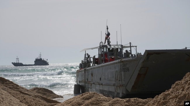 Një mjet zbarkimi i Marinës Amerikane i nxjerrë nga stuhia në breg (Rripi i Gazës, 26 maj 2024)