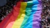 Para peserta pawai membentangkan bendera pelangi saat pawai hak-hak LGBTQ Pride Parade di Bangkok, Thailan, 4 Juni 2023. (Foto: Sakchai Lalit/AP Photo)