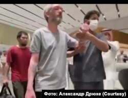 Александр Дрюке під час надання першої медичної допомоги після звільнення з російського полону