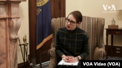 Журналістка "Голосу Америки" Катерина Лісунова під час інтерв'ю із сенатором-республіканцем від штату Айдахо, Джимом Рішем.