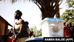 Foto de arquivo - À espera de votar, Bissau, eleiçōes legislativas 2023