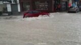 Возач во автомобил однесен од поплавата во Шпанија
