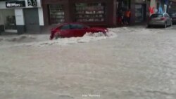 Возач во автомобил однесен од поплавата во Шпанија
