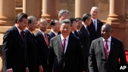 南非总统西里尔·拉马福萨在南非比勒陀利亚欢迎到访的中国国家主席习近平与他的内阁班子成员。（2023年8月22日）