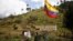 Un rebelde de las disidentes Fuerzas Armadas Revolucionarias de Colombia junto a una bandera durante la liberación del rehén y soldado del ejército colombiano Juan David Estrada, en Tacueyo, suroeste de Colombia, el martes 26 de septiembre de 2023.