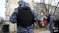 Un officier russe des forces de l'ordre devant le tribunal de Lefortovsky à Moscou, où a été présenté, le 30 mars 2023, le journaliste américain Evan Gershkovich accusé d'espionnage