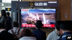 Sebuah televisi yang terpasang di stasiun kereta api Seoul menayangkan program berita yang mengabarkan peluncuran rudal Korea Utara, pada 2 April 2024. (Foto: AP/Ahn Young-joon)