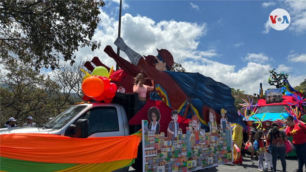 Tradicionalmente, los niños, además de lanzarse globos de agua, vestían disfraces. Sin embargo, dice un ciudadano, la situación económica hace que cada vez sea más difícil darle gusto a los chicos.&nbsp;