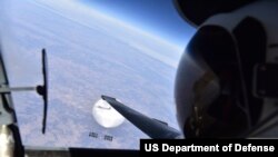 美國國防部2023年2月22日公佈空軍2月3日在美國中部上空觀察到中國間諜氣球的照片。（美國國防部照片）