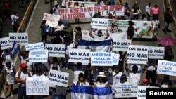 La gente participa en una protesta contra la reelección del presidente de El Salvador, Nayib Bukele, y contra la detención de personas inocentes durante el estado de emergencia del gobierno para frenar la violencia de las pandillas, en San Salvador. 