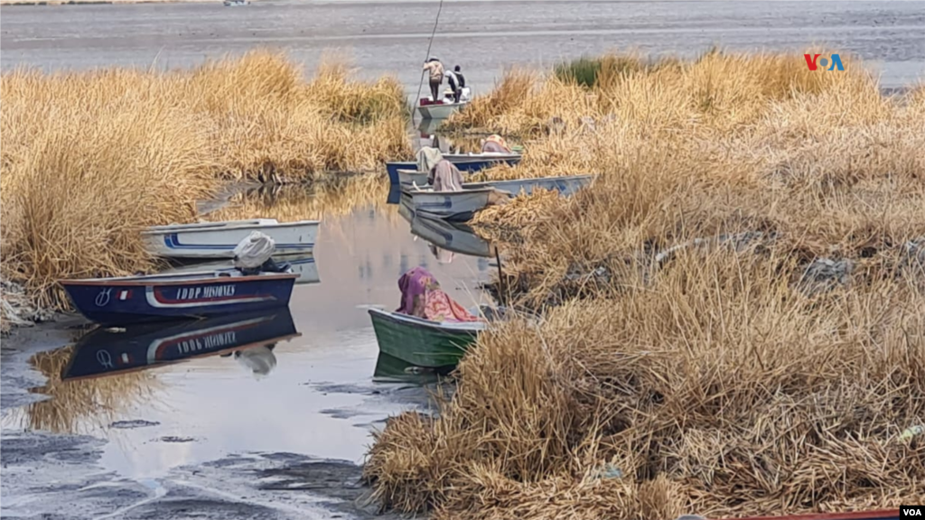 Los boteros tienen que arreglárselas para tratar de entrar a los canales cada vez más secos del lago y poder descargar productos o personas.