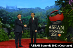 Presiden Joko Widodo menyambut kedatangan Perdana Menteri China Li Qiang sebelum ASEAN-China Summit ke-26 pada Rabu (6/9) di Jakarta. (Foto: Courtesy/ASEAN Summit 2023)