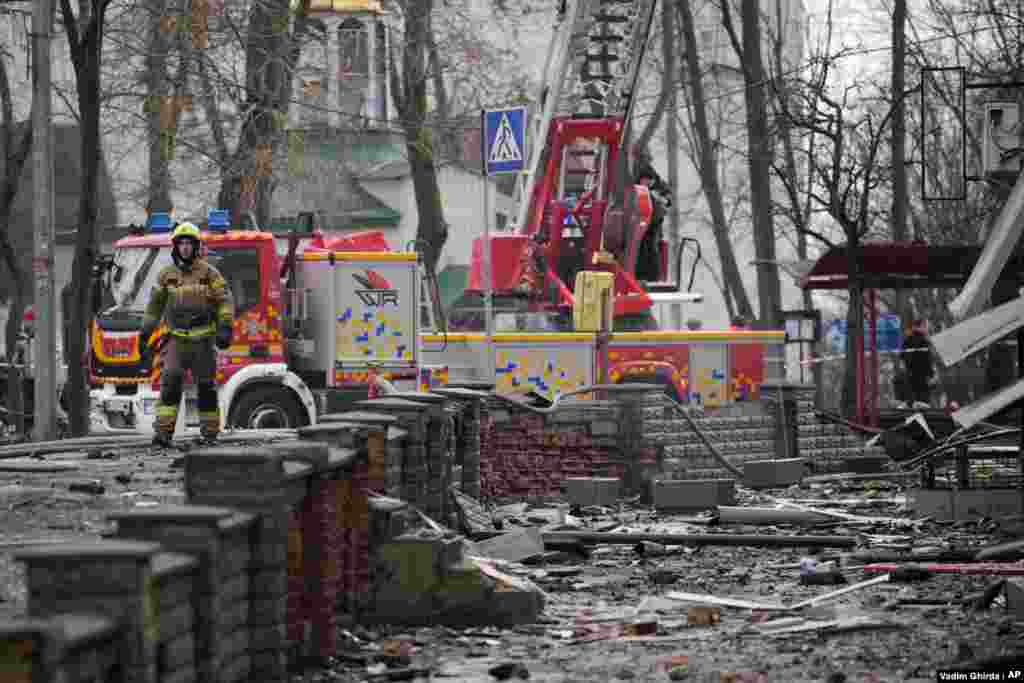 Un bombero se encuentra entre los escombros. El alcalde Vitali Klitschko dijo que al menos 10 personas resultaron heridas.