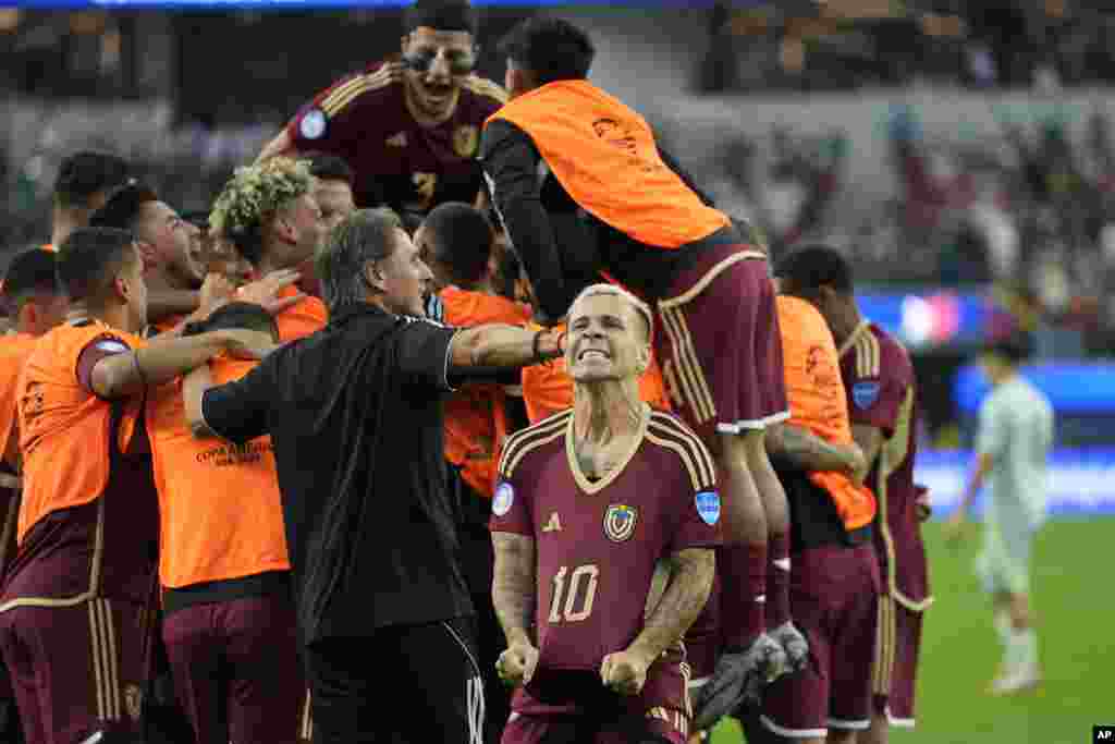  Los jugadores de Venezuela celebran el gol de penal de Salomón Rondón (centro) ante México. &nbsp; 