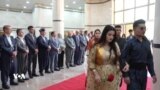 جوتیارێک لە پارەی بەروبوومەکەی هاوسەرگیری بە کۆمەڵ بۆ 100 بوک و زاوا ئەنجام دەدات