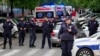 2023年5月3日早上，一名十几岁的男孩在塞尔维亚的贝尔格莱德市弗拉迪斯拉夫·雷布尼卡尔学校开枪滥射，造成伤亡。图为警方的车辆封控了该学校周围的街道。