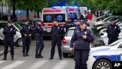 2023年5月3日早上，一名十几岁的男孩在塞尔维亚的贝尔格莱德市弗拉迪斯拉夫·雷布尼卡尔学校开枪滥射，造成伤亡。图为警方的车辆封控了该学校周围的街道。